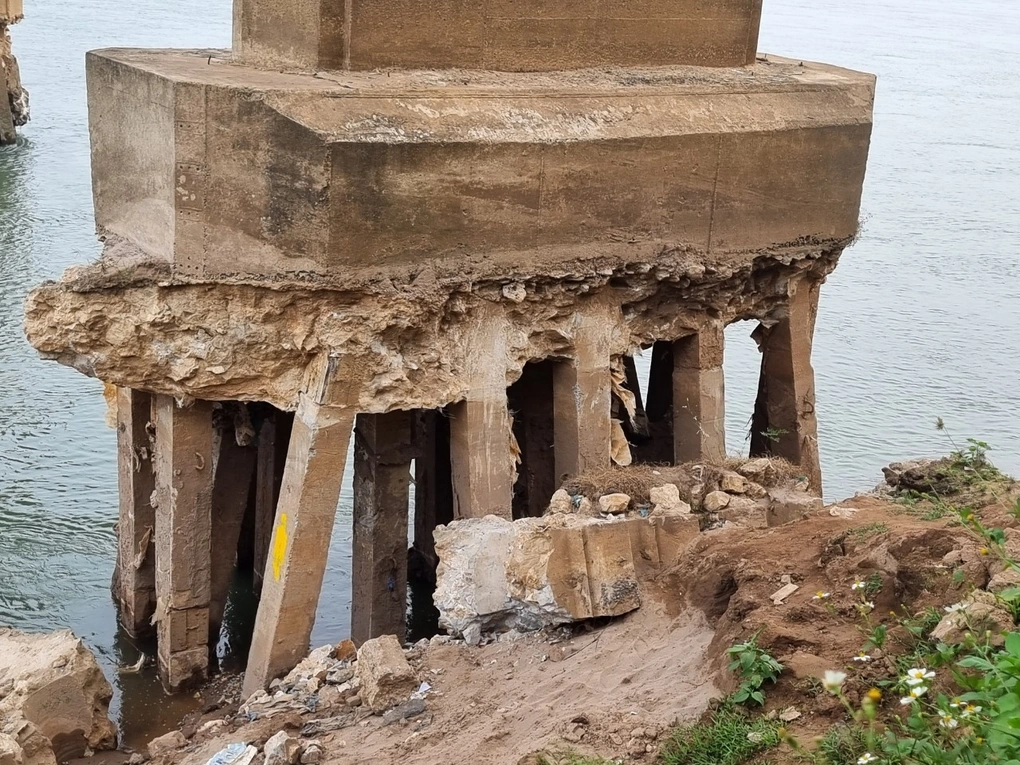 Xôn xao hình ảnh trụ cầu Trung Hà nối Hà Nội - Phú Thọ trơ sắt thép - Hình 2 Xon xao hinh anh tru cau Trung Ha noi Ha Noi - Phu Tho tro sat thep-Hinh-2