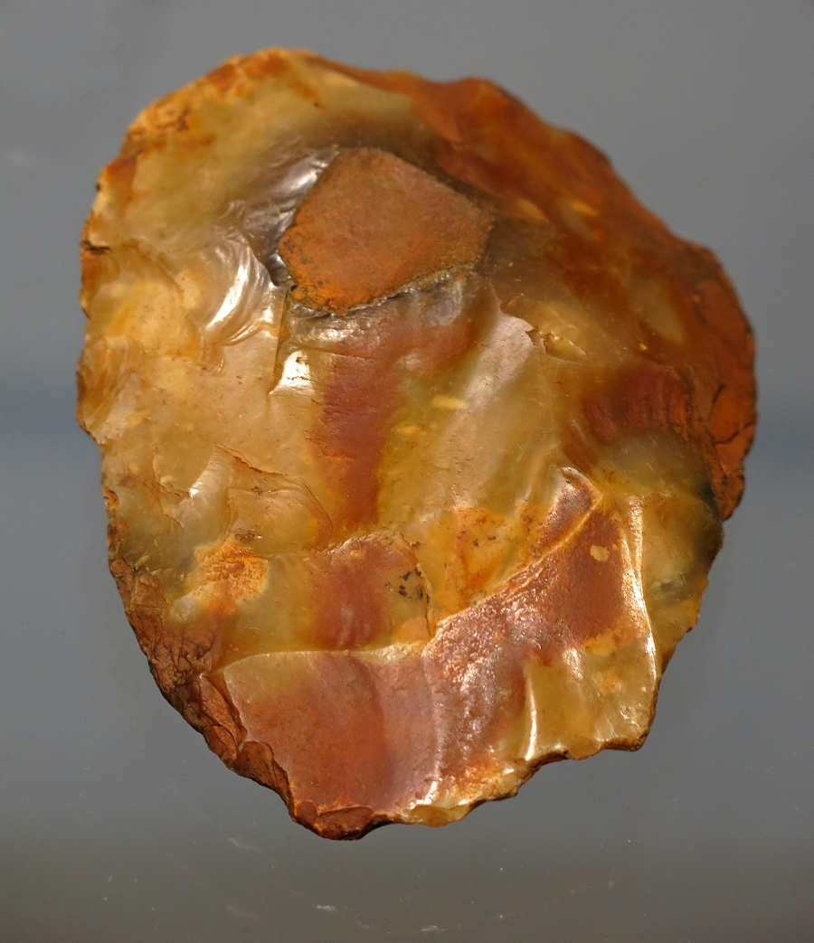 Nếu viên đá trong tranh là một chiếc rìu Acheulean, điều này chứng tỏ chúng đã xuất hiện từ thế kỷ 15, sớm hơn nhiều so với bằng chứng khảo cổ trước đó.