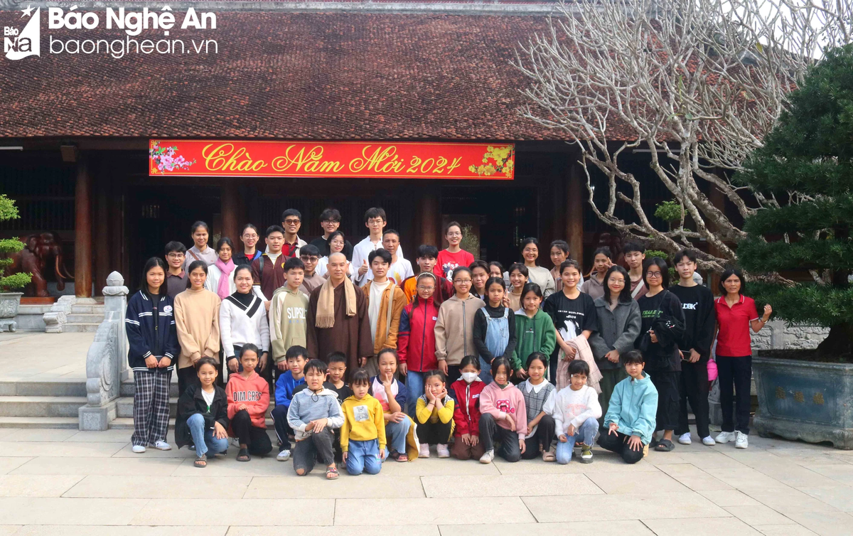 Đoàn phật tử đến từ tỉnh Thái Nguyên chụp hình lưu niệm trước nhà tưởng niệm Chủ tịch Hồ Chí Minh. Ảnh: Huy Thư