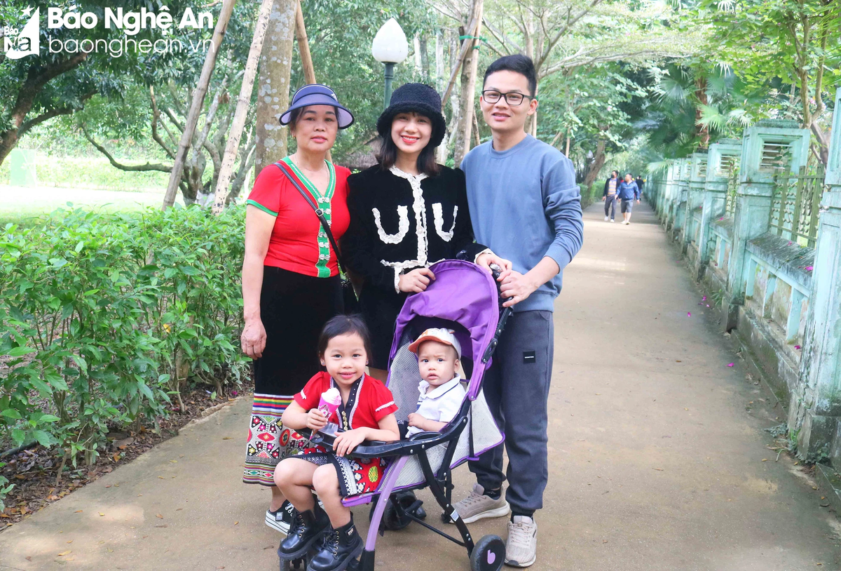 Gia đình anh Hà Văn Hưng ở xóm Quang Vinh, xã Châu Quang, huyện Qùy Hợp mang theo 2 con nhỏ 5 tuổi và 1 tuổi về thăm làng Sen từ khá sớm. Ảnh: Huy Thư