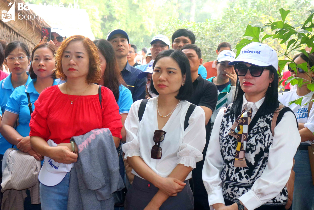 Nhiều du khách đã rưng rưng nước mắt vì xúc động. Ảnh: Huy Thư