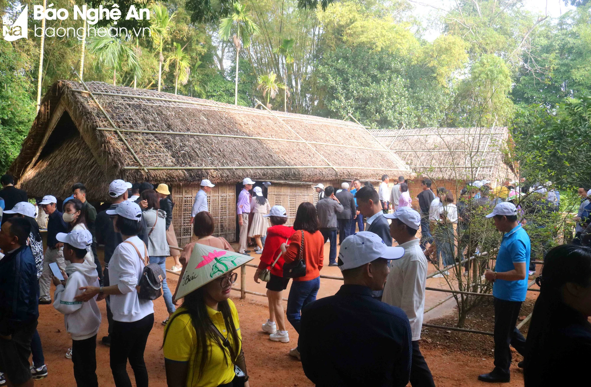 Anh Lê Văn Cường (45 tuổi) đến từ phường Nông Trang, TP Việt Trì (Phú Thọ) chia sẻ: Chúng tôi chọn Kim Liên làm điểm đến ngày đầu năm rất thích hợp. Lần đầu về quê Bác, chúng tôi đặc biệt ấn tượng với cảnh quan Khu Di tích. Hy vọng qua chuyến đi này vợ chồng tôi và các con đều có thêm những hiểu biết mới, bổ ích, ý nghĩa về Bác Hồ kính yêu và quê hương của Người. Ảnh: Huy Thư