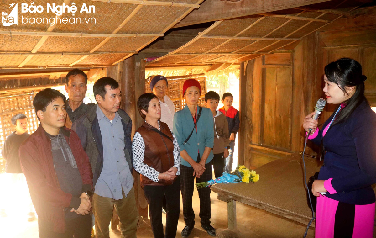 Dưới mái nhà tranh quê Bác, bên những kỷ vật nhuốm màu thời gian, du khách được nghe thuyết minh viên kể về thời thơ ấu và 2 lần về thăm quê của Bác Hồ. Ảnh: Huy Thư