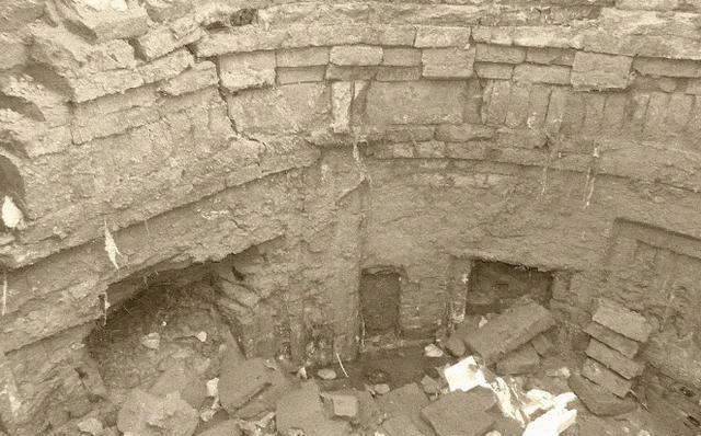 Cộng đồng khảo cổ vẫn chưa thống nhất về danh tính chủ nhân của lăng mộ này, nhưng nhiều người tin rằng đó là lăng mộ của An Lộc Sơn, một vị tướng lỗi lạc thời Đường.