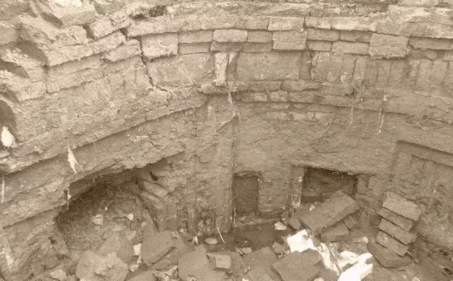 Cộng đồng khảo cổ vẫn chưa thống nhất về danh tính chủ nhân của lăng mộ này, nhưng nhiều người tin rằng đó là lăng mộ của An Lộc Sơn, một vị tướng lỗi lạc thời Đường.