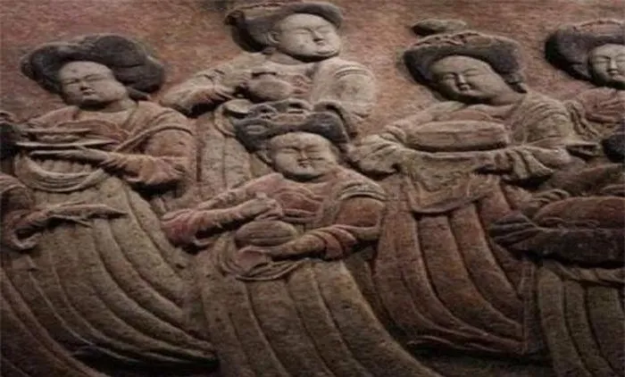 Hình ảnh người phụ nữ được khắc trên tường lăng mộ cùng kiến trúc và di vật cho thấy đây là lăng mộ của một gia đình quý tộc cuối thời kỳ nhà Đường.