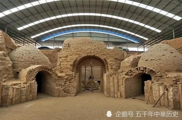 Trong số các quan tài được phát hiện, quan tài ở buồng sau lăng mộ đặc biệt, có cấu trúc 2 lớp với lớp trong đóng bằng gỗ chắc chắn và lớp ngoài là đá bảo vệ.