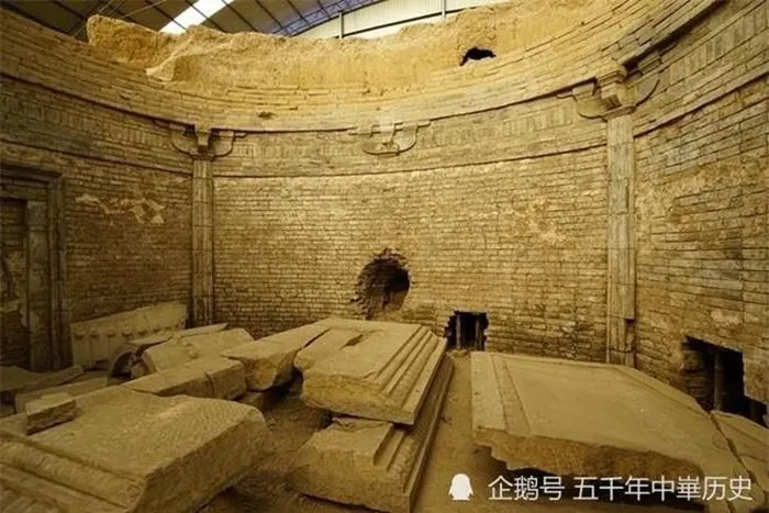 Với diện tích 675m2, lăng mộ được xây bằng gạch lam, có cấu trúc phức tạp với hành lang, cổng, sân, gian trước, gian sau, hậu viện và các buồng.