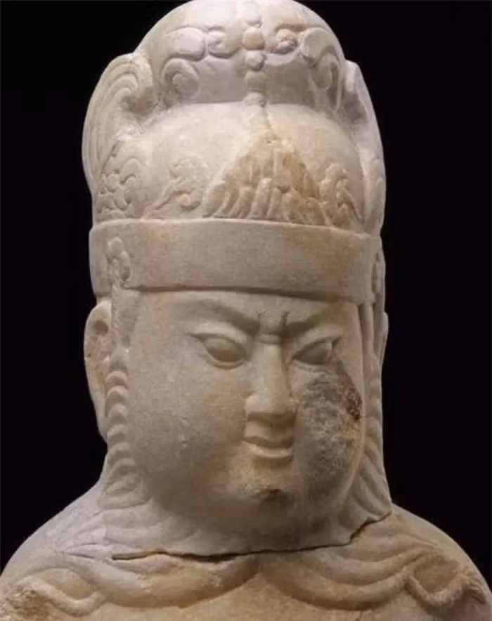 Mặc dù đã bị cướp nhiều lần, lăng mộ nghìn năm đồ sộ hơn lăng Từ Hi Thái hậu này vẫn giữ lại được một số di vật văn hóa quan trọng như bức tượng đá cẩm thạch trắng và đồ gốm có giá trị lớn.