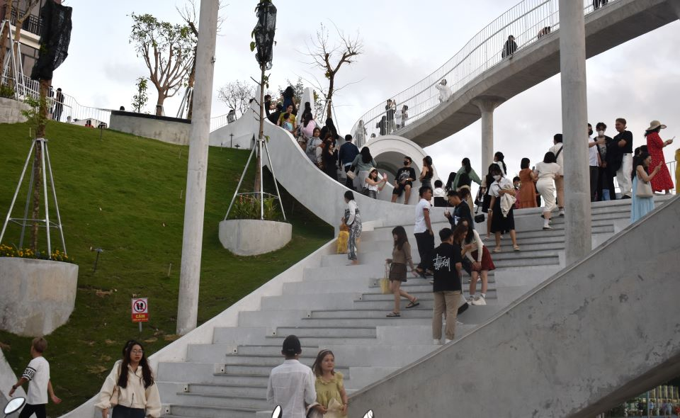 Gioi tre hao huc check-in nha trung bay nghe thuat moi tai Da Nang-Hinh-2