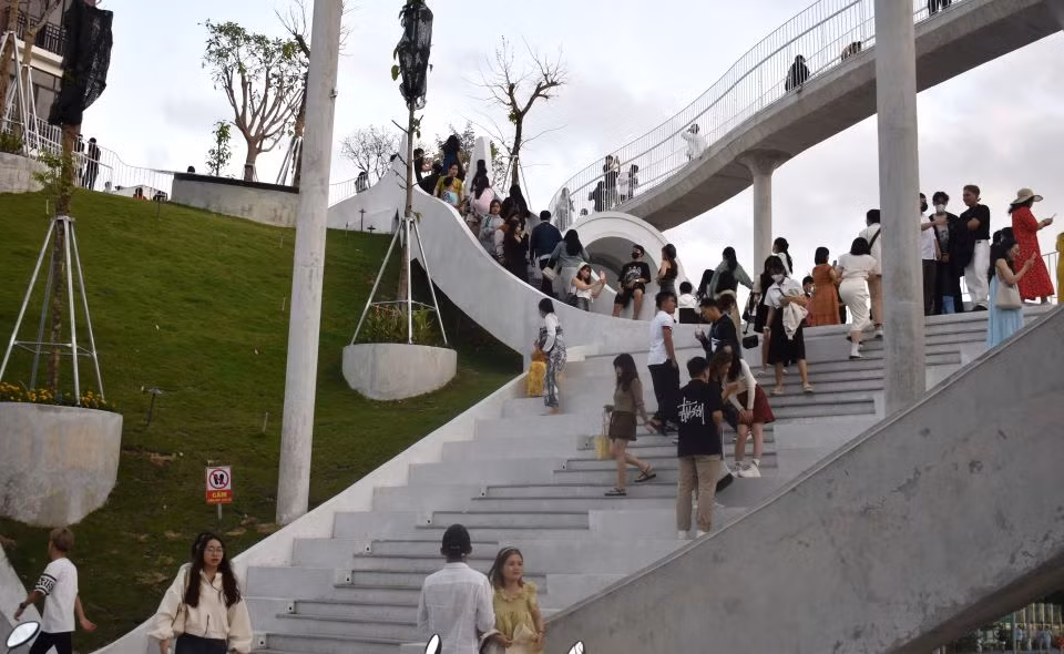 Gioi tre hao huc check-in nha trung bay nghe thuat moi tai Da Nang-Hinh-2