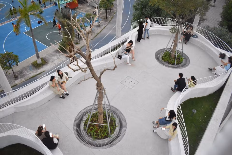 Gioi tre hao huc check-in nha trung bay nghe thuat moi tai Da Nang-Hinh-5