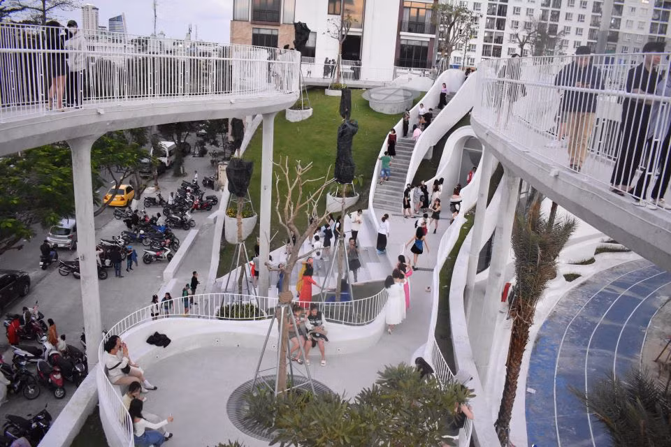 Gioi tre hao huc check-in nha trung bay nghe thuat moi tai Da Nang-Hinh-8