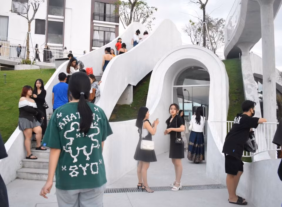 Gioi tre hao huc check-in nha trung bay nghe thuat moi tai Da Nang-Hinh-6