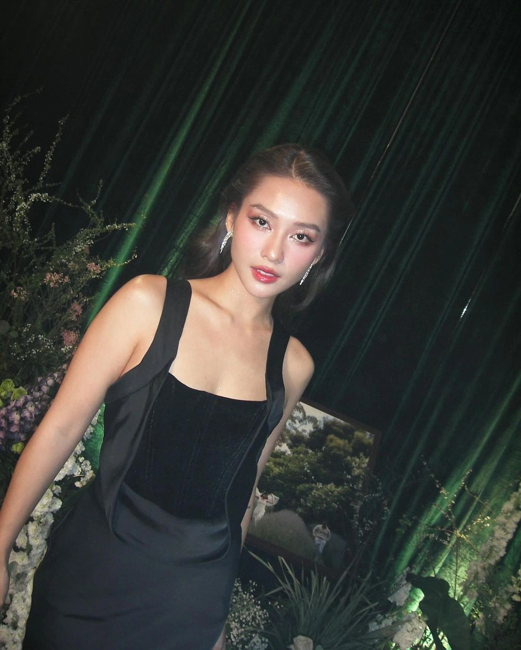 Hơn 1 năm trở lại đây, Khả Ngân dần thay đổi hình tượng. Thay vì diễn vai nhí nhảnh, cô đảm nhận những vai phụ nữ trưởng thành. Mỗi lần xuất hiện trước công chúng, người đẹp cũng hướng đến hình ảnh quyến rũ hơn.