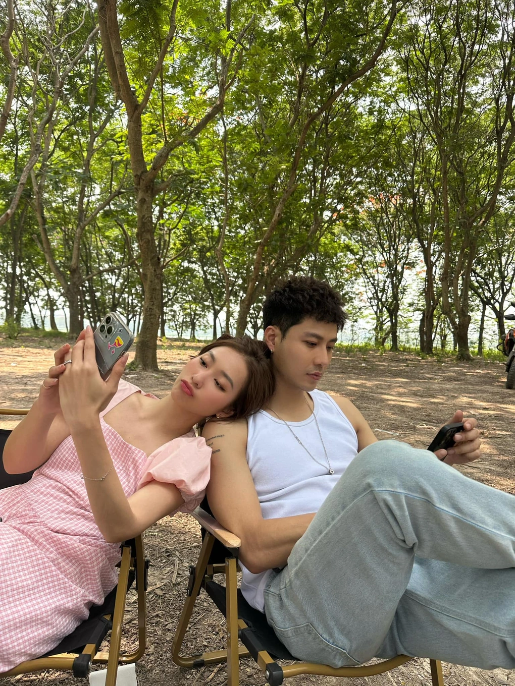 Chuyện tình cảm của Khả Ngân cũng nhận được sự quan tâm từ người hâm mộ. Cô vướng nghi vấn "phim giả tình thật" với Thanh Sơn sau 2 lần hợp tác chung trong "11 tháng 5 ngày" và "Gia đình mình vui bất thình lình".