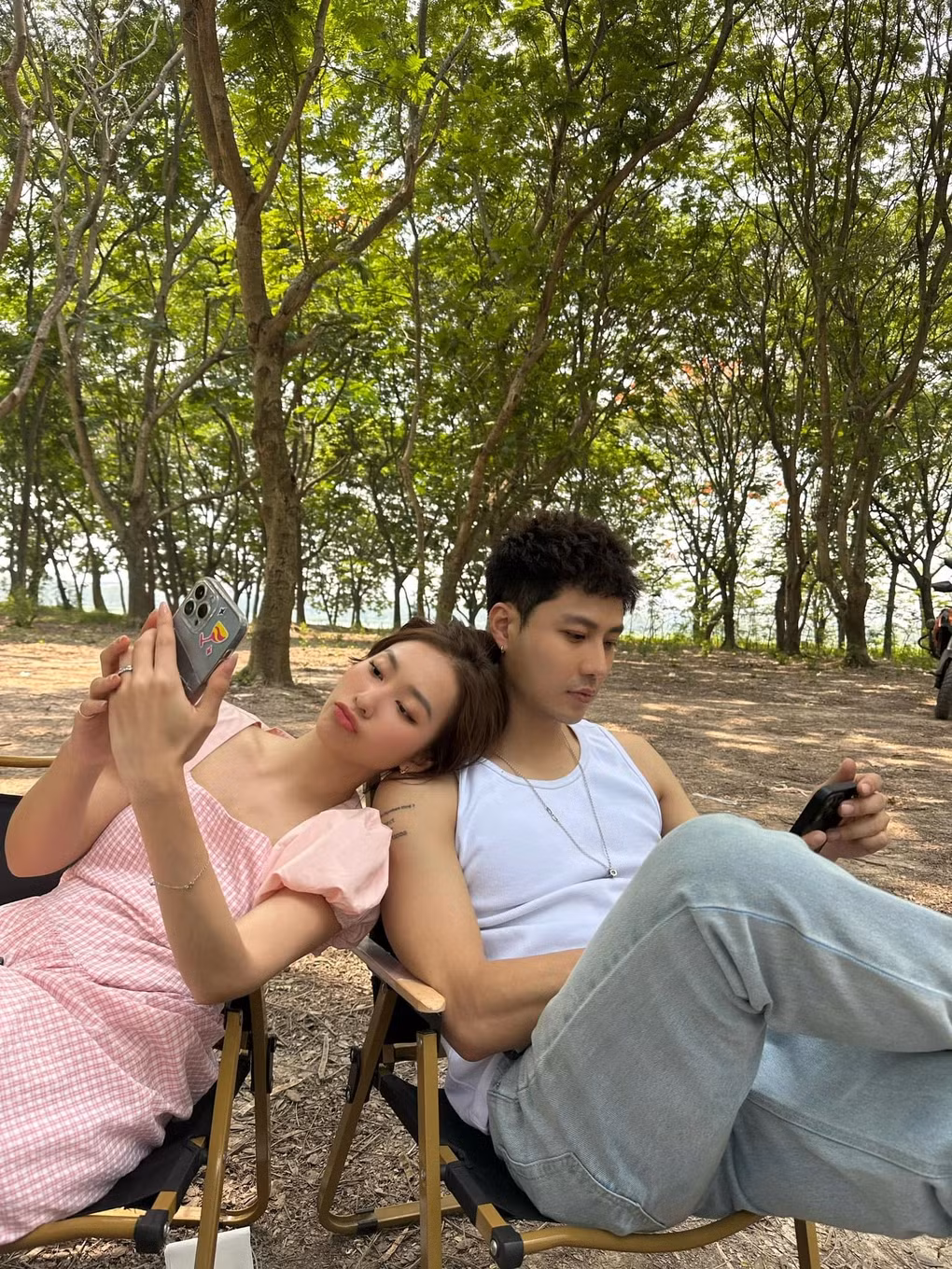 Chuyện tình cảm của Khả Ngân cũng nhận được sự quan tâm từ người hâm mộ. Cô vướng nghi vấn "phim giả tình thật" với Thanh Sơn sau 2 lần hợp tác chung trong "11 tháng 5 ngày" và "Gia đình mình vui bất thình lình".