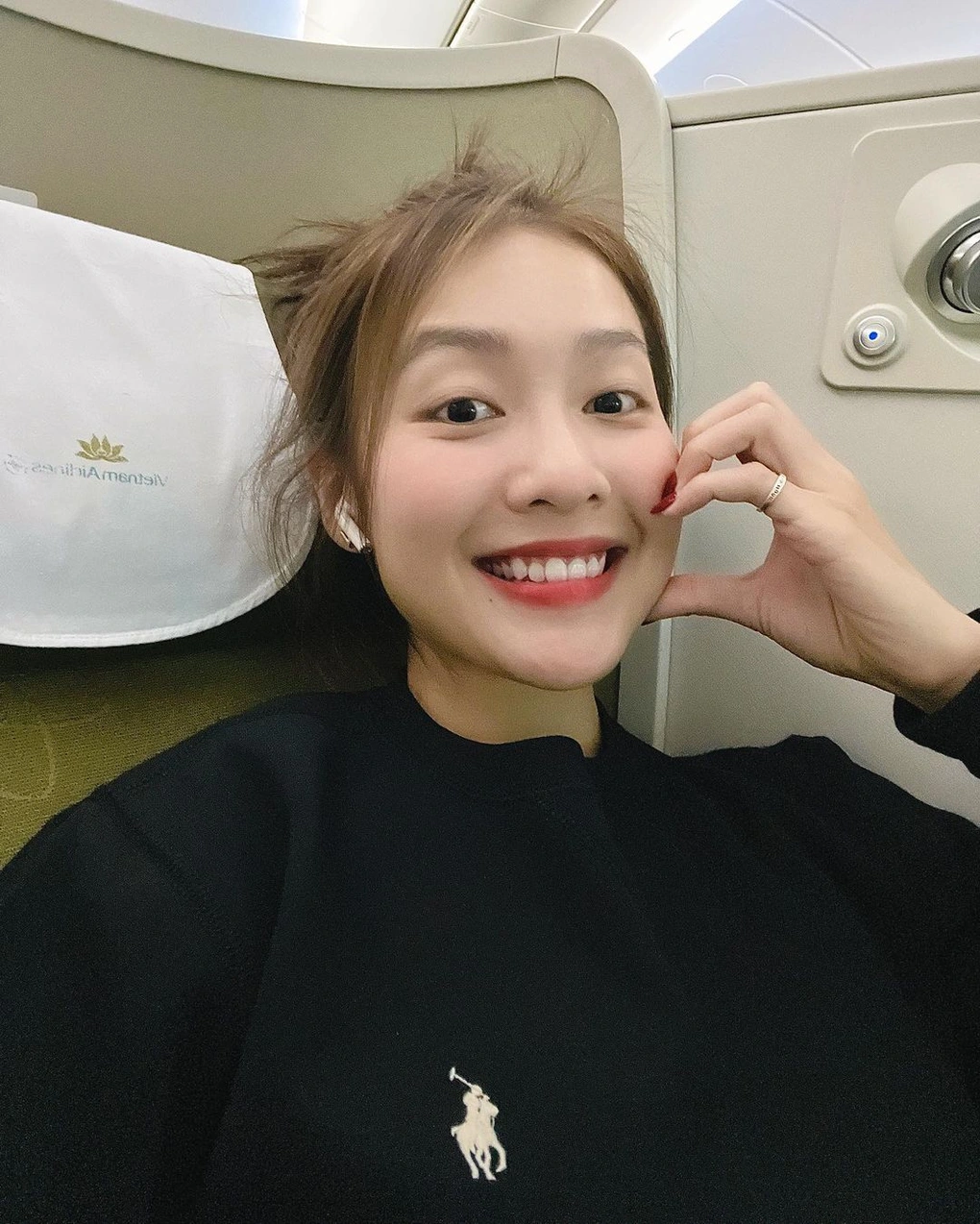 Trong năm 2023, Khả Ngân khiến khán giả bất ngờ về màn thăng hạng nhan sắc. Những hình ảnh chia sẻ trên trang cá nhân của diễn viên thường nhận lượng tương tác lớn từ dân mạng.