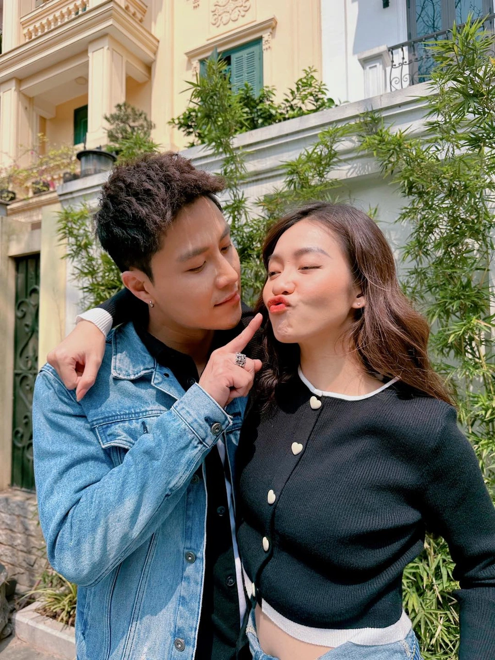 Khả Ngân và Thanh Sơn được nhiều khán giả ủng hộ hẹn hò vì không chỉ ăn ý trên phim mà còn tương tác thân thiết ngoài đời. Mặc dù vậy, đến nay, hai diễn viên vẫn giữ im lặng về mối quan hệ (Ảnh: Facebook nhân vật). Khả Ngân (SN 1997) từng góp mặt trong các phim điện ảnh và truyền hình như: Hậu duệ mặt trời bản Việt, Bí mật của gió, Trở về 3... Tuy nhiên, đến phim 11 tháng 5 ngày (2021), người đẹp 9X mới được đánh giá có màn lột xác ngoạn mục. Cũng nhờ vai diễn trong phim này, Khả Ngân giành được giải Nữ diễn viên phim truyền hình xuất sắc nhất tại giải Cánh diều 2021. Cô cũng lọt top 5 đề cử Diễn viên nữ ấn tượng tại VTV Awards 2022.