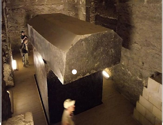 Ngược lại, một số ý kiến khẳng định rằng người Ai Cập cổ đại có thể thực hiện những thiết kế phức tạp này với kỹ thuật đáng kinh ngạc. Họ cho rằng những khối đá có thể liên quan đến mộ cổ Ai Cập được xây dựng khoảng 1.300 năm trước Công Nguyên bởi Rameses II, nơi chôn cất những con bò Apis theo nghi lễ tôn giáo.