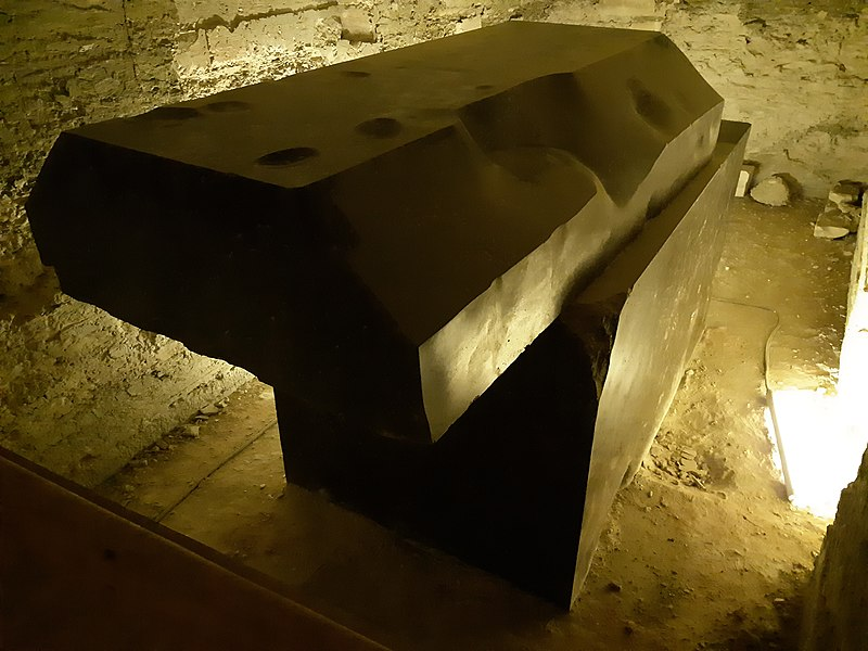 Một số lý thuyết cho rằng chúng có thể là sản phẩm của nền văn minh ngoài Trái đất. Nhà lý thuyết Brien Foerster chỉ ra rằng kỹ thuật xây dựng và thiết kế của các quan tài này không tương ứng với thời kỳ Ai Cập cổ đại.