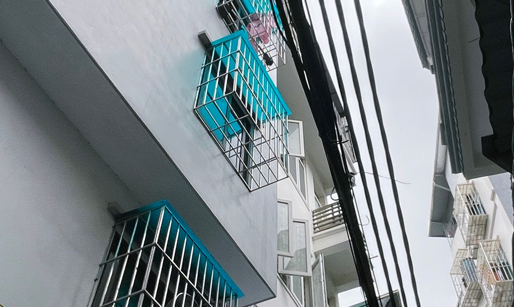 Nhiều căn nhà bịt luôn cửa sổ nhỏ bằng "chuồng cọp".