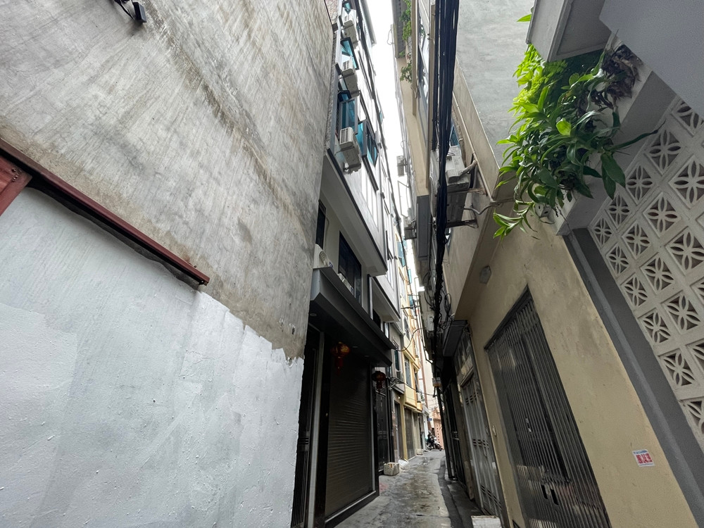 Hàng chục căn chung cư mini xếp cạnh nhau san sát, đan xen với các tòa nhà cao tầng nhưng chỉ dùng chung con ngõ nhỏ, sâu hun hút, rất khó thoát hiểm và cứu nạn khi có sự cố xảy ra.