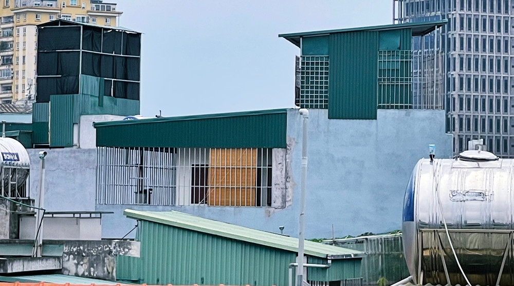 Nhiều tòa nhà còn ngang nhiên cơi nới, quây kín tôn để gia tăng diện tích sử dụng, bịt hết tầng thượng. Người sử dụng sẽ không có đường thoát khi xảy ra cháy nổ, sự cố.