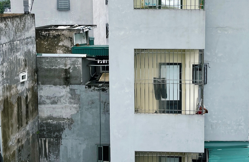 Những căn nhà này thường chỉ có cửa sổ nhỏ, không được bố trí, sắp xếp vật dụng… để thoát nạn khi xảy sự cố.