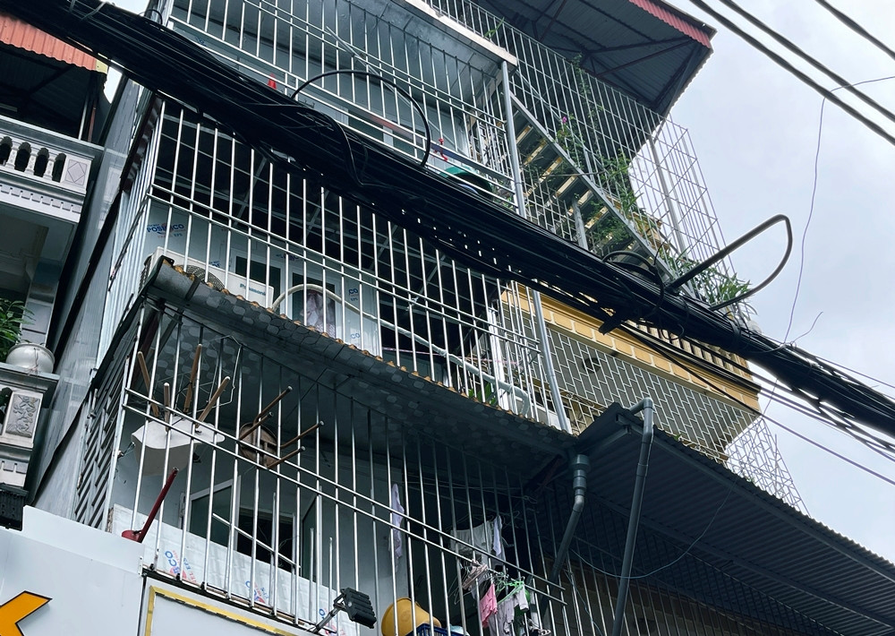 Một số tòa nhà khác có khu “chuồng cọp” nằm sát hệ thống dây điện mắc nối, xếp lên nhau chằng chịt, chạy dài, tiềm ẩn nguy cơ cháy, nổ cao.