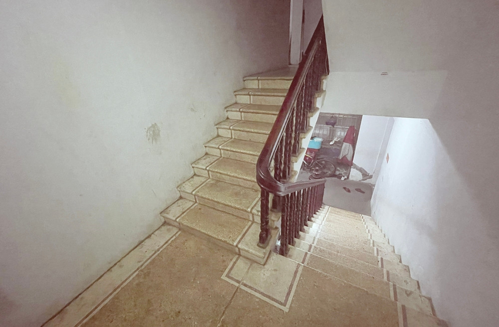 Trong khi đó, lối thoát hiểm duy nhất của nhiều tòa nhà chung cư mini chỉ là cầu thang bộ lên xuống nhỏ, hẹp.