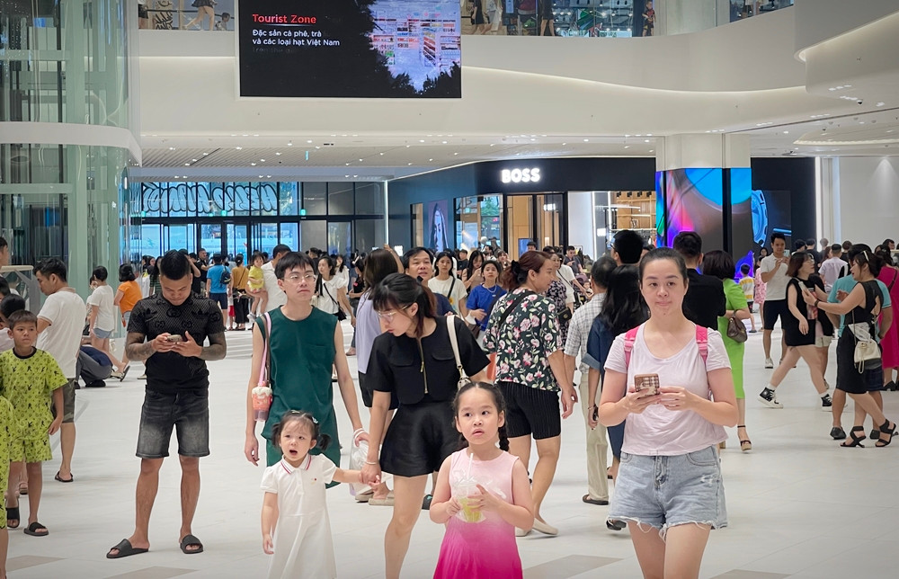 Ghi nhận của PV Tri thức và Cuộc sống, trong ngày đầu kỳ nghỉ lễ 2/9, rất đông người dân đổ về vui chơi, tham quan, mua sắm tại một trung tâm thương mại (TTTM) nằm trên đường Võ Chí Công (quận Tây Hồ, TP Hà Nội).
