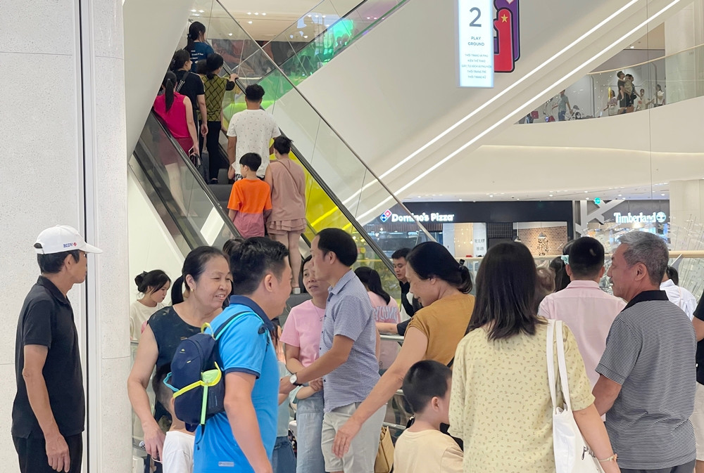 Chị Quỳnh Anh (38 tuổi, Cầu Giấy, Hà Nội) chi sẻ: "Gia đình tôi lựa chọn đi chơi trong TTTM của thành phố dịp này thay vì đến những địa điểm du lịch nổi tiếng ở xa một phần để tiết kiệm chi phí, hai nữa là tránh khỏi tình cảnh mọi ngươi chen chúc nhau".