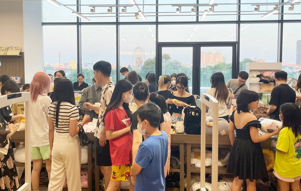 Nhiều bạn trẻ cũng đua nhau đến đây vui chơi, tham quan trong ngày đầu nghỉ lễ.