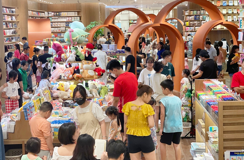 Một số cửa hàng đồ chơi, quà lưu niệm... bên trong TTTM ghi nhận nhiều khách, nhất là thiếu nhi.
