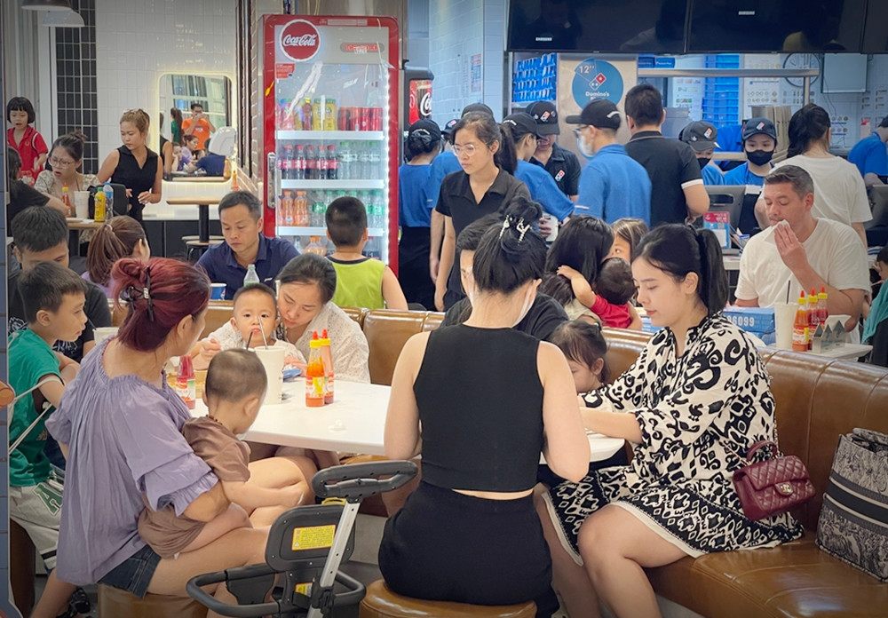 Các nhà hàng ăn uống bên luôn trong tình trạng kín bàn, hết chỗ ngồi.