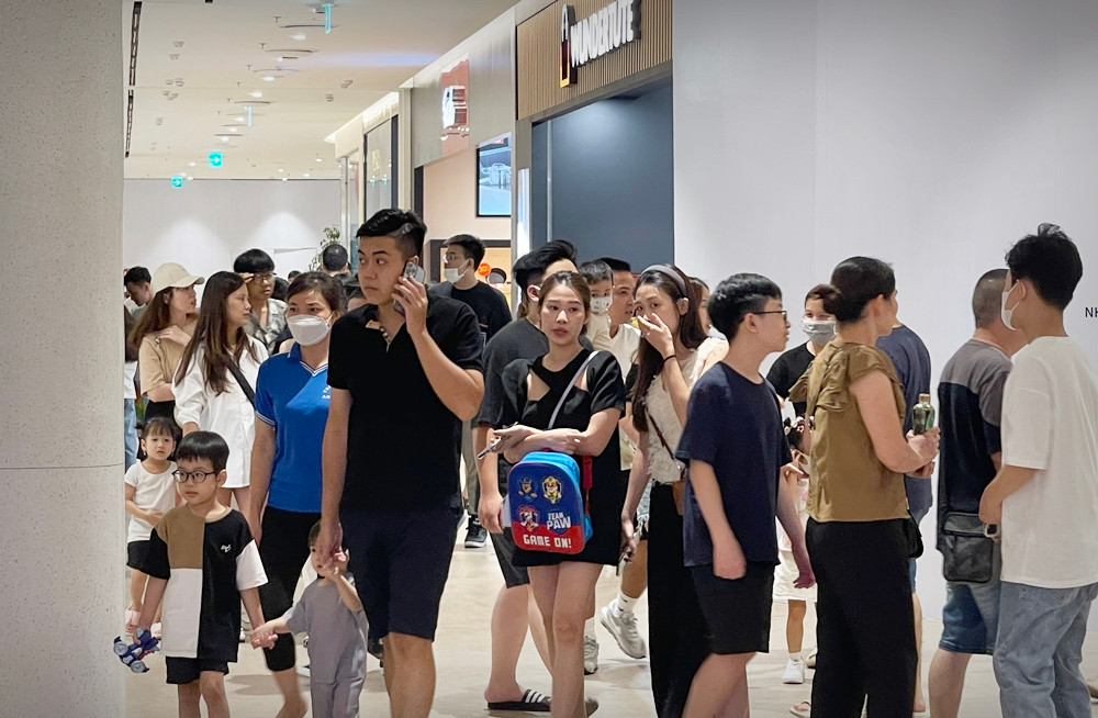 Đến ngày 22/9/2023, trung tâm thương mại này mới chính thức khai trương, hiện tại chỉ mới mở cửa trải nghiệm. Tuy nhiên nhiều người dân vẫn ùn ùn kéo nhau về đây vui chơi tham quan, mua sắm và tận hưởng các dịch vụ trong dịp nghỉ lễ 2/9.