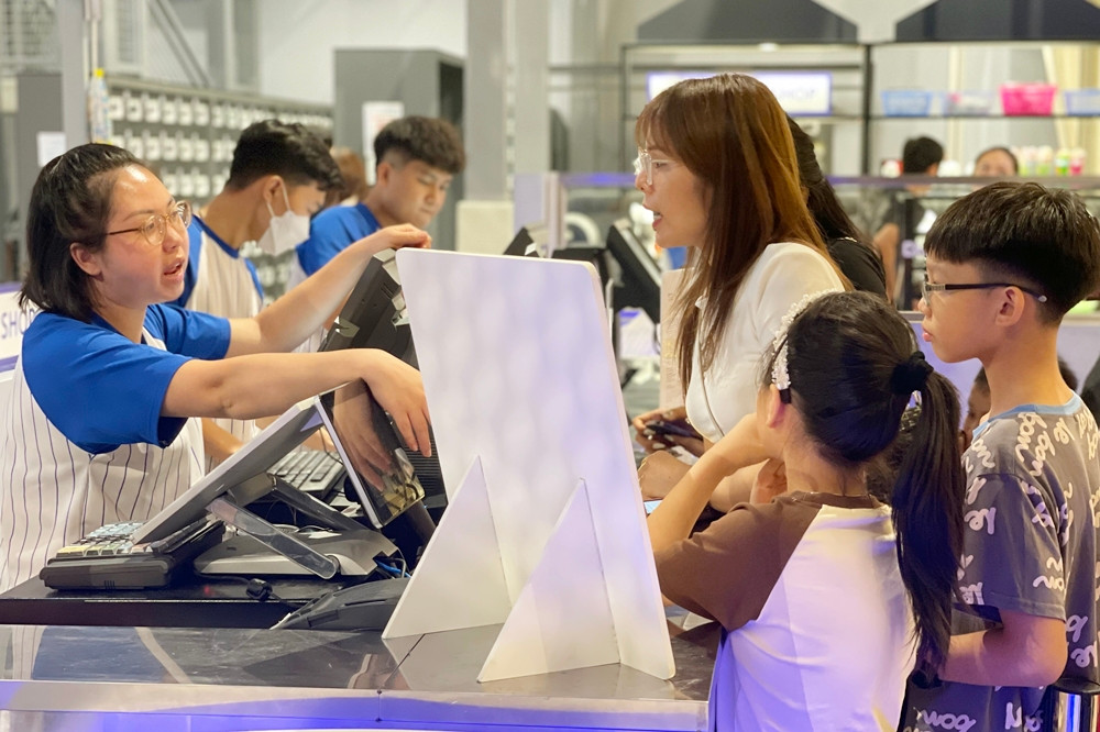 Do số lượng khách rất đông nên nhân viên bán vé khu vui chơi phải hoạt động hết "công suất".