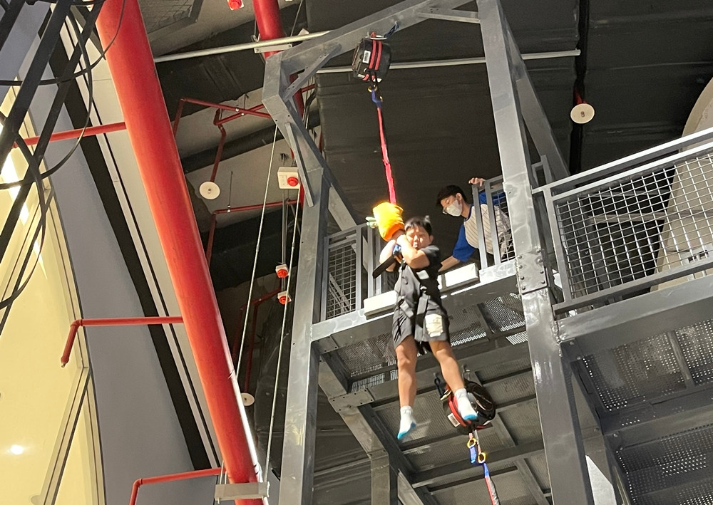 Trẻ em hào hứng tham gia các trò chơi mạo hiểm.