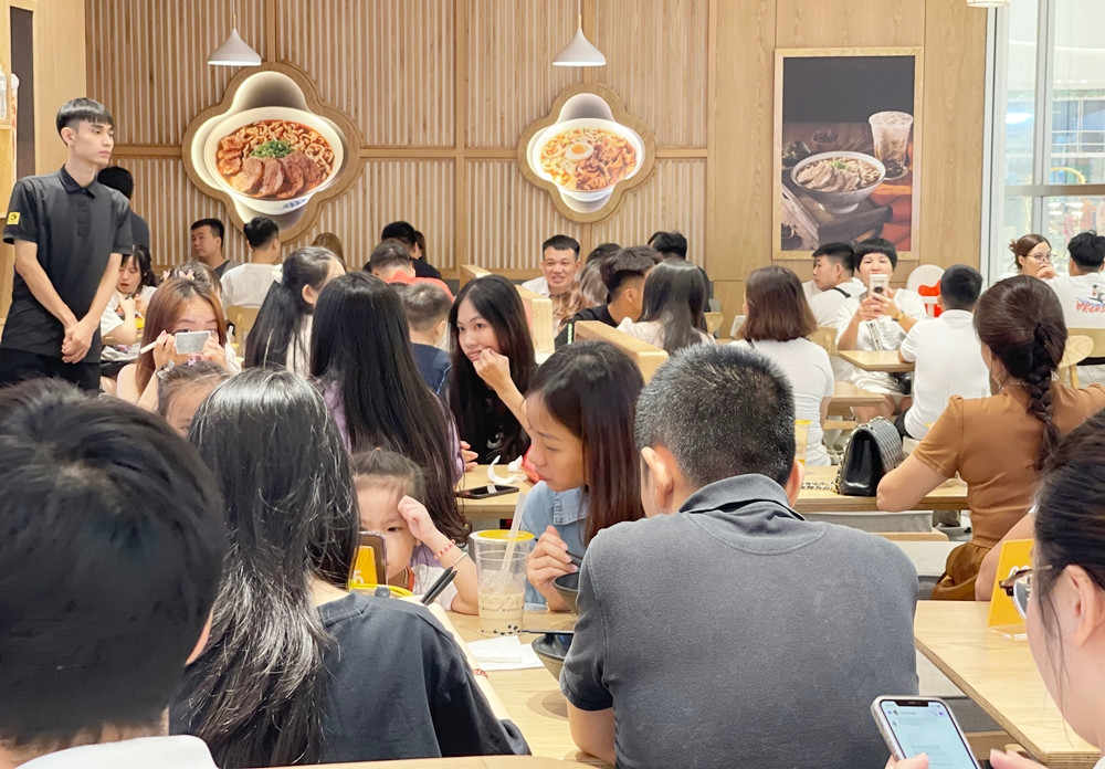 Nhiều nhà hàng hết chỗ.