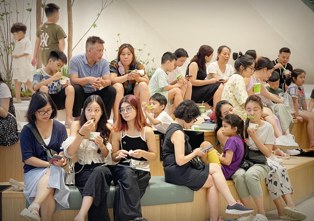 Trong khi nhiều người khác lựa chọn về quê hoặc đi du lịch trong dịp nghỉ lễ 2/9, nhiều người lại chọn cách tận hưởng kỳ nghỉ lễ cùng gia đình, bạn bè tại Thủ đô Hà Nội.