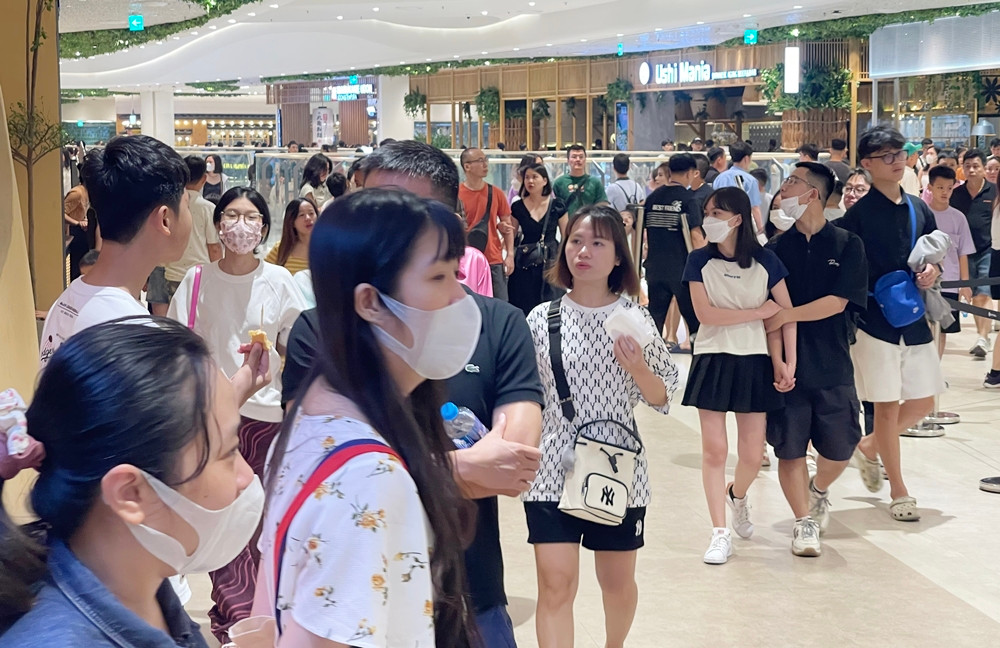 Các lối di chuyển bên trong trung tâm thương mại luôn trong tình trạng đông đúc.