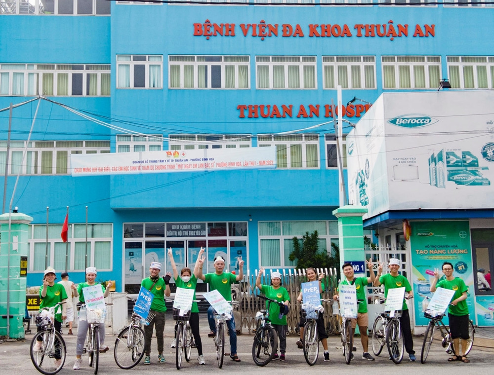 Nằm trong khuôn khổ dự án Liên hiệp các Hội Khoa học và Kỹ thuật Việt Nam (VUSTA) - Dự án Quỹ toàn cầu phòng, chống HIV/AIDS - vừa qua, tổ chức dựa vào cộng đồng (CBO) Trăng khuyết Bình Dương đã kết hợp với Phòng khám đa khoa The Moon thực hiện hoạt động diễu hành xe đạp trên đoạn đường đi về khoảng 20km từ Lái Thiêu, Thuận An đến TP Thủ Dầu Một (tỉnh Bình Dương).