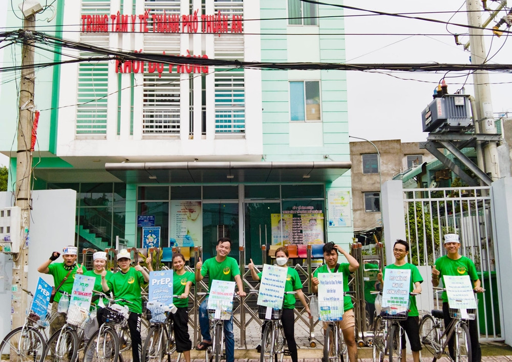 Trên xe có treo áp phích ghi khẩu hiệu truyền thông; logo nhà tài trợ, đơn vị thực hiện.