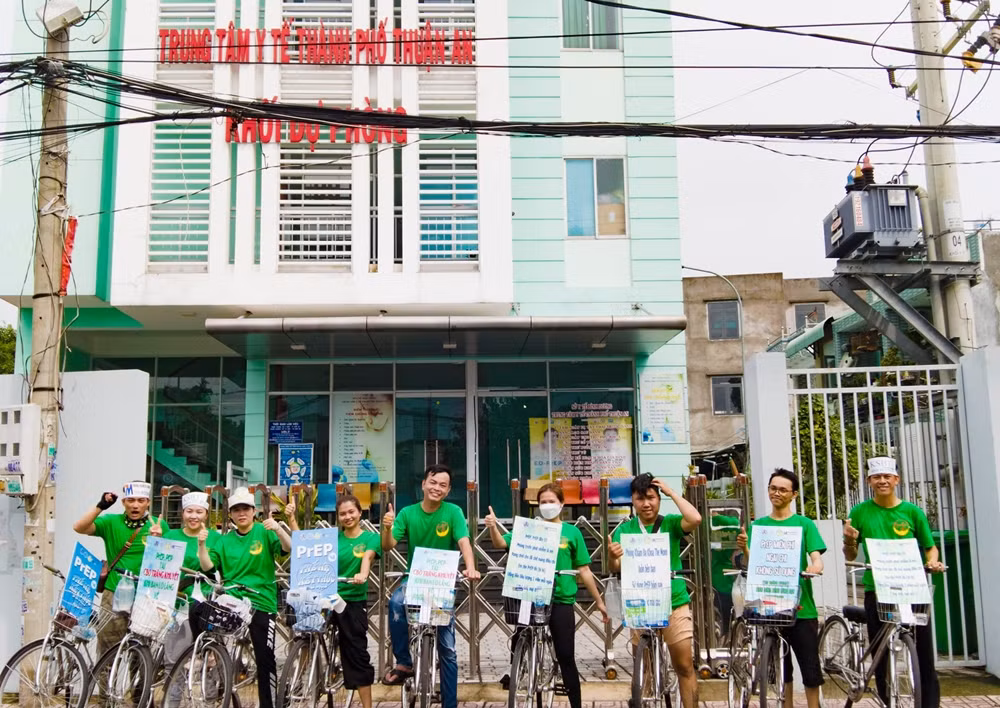 Trên xe có treo áp phích ghi khẩu hiệu truyền thông; logo nhà tài trợ, đơn vị thực hiện.