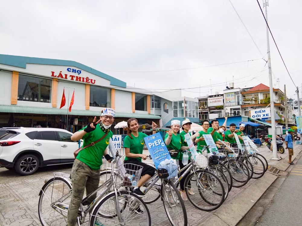 Đoàn diễu hành di chuyển suốt đoạn đường được mọi người đón nhận.