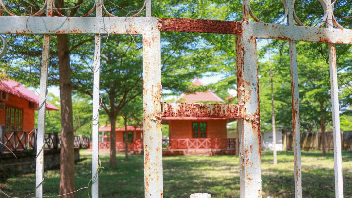 Sau 3 lần điều chỉnh mục tiêu, dự án này xác định ngoài Nhà máy sản xuất nước khoáng đóng chai có công suất mỗi năm hơn 173,3 triệu lít, còn có khu nghỉ dưỡng gồm 18 bungalow cùng với dịch vụ tắm nước khoáng nóng, nhà hàng. (Ảnh: Tuổi Trẻ).