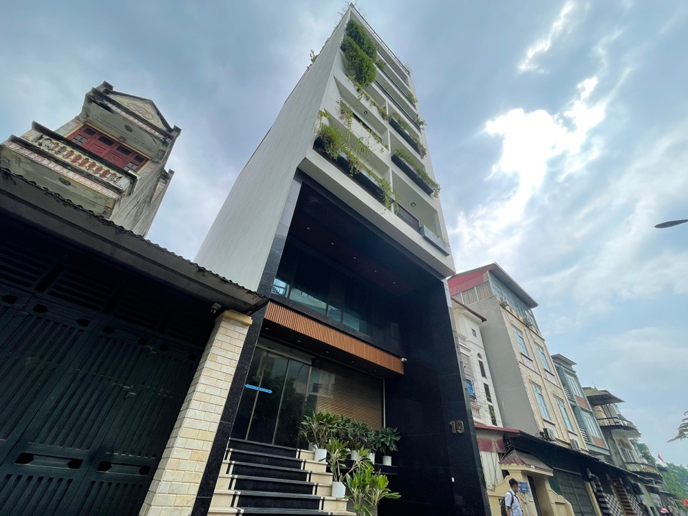 Công trình này cao tới 9 tầng, nổi bật so với những căn nhà khác nằm kế bên.