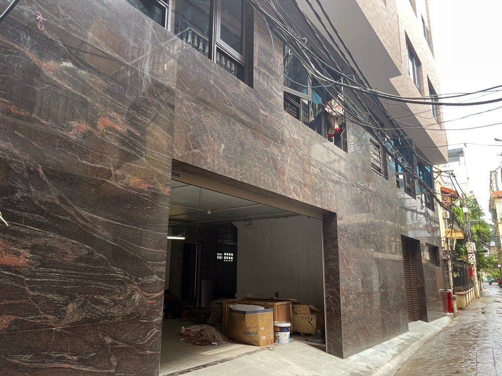 Một số hạng mục của công trình vẫn đang được công nhân gấp rút hoàn thiện.