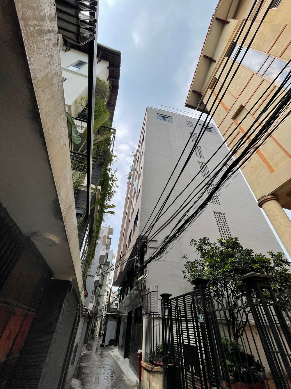 Công trình này được xây dựng cao trên 9 tầng, làm chung cư mini, nằm sâu trong ngách 445/22 đường Lạc Long Quân (phường Xuân La), với lối đi chỉ rộng hơn 1m.